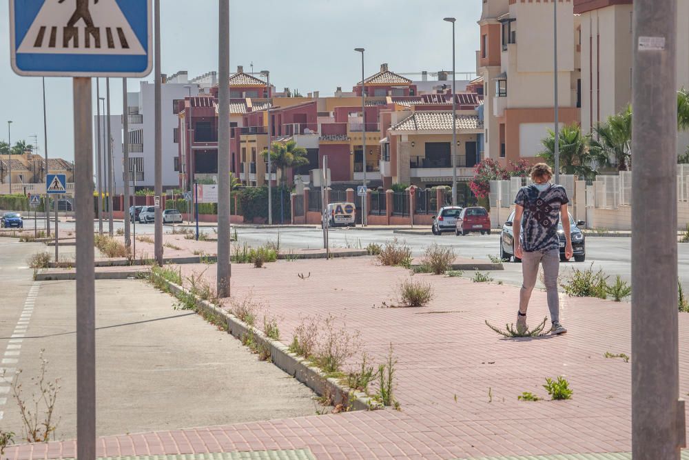 Residentes y turistas denuncian el abandono de las urbanizaciones del litoral con calles llenas de podas y escombros, maleza sin control y viales con socavones. Critican la inseguridad por la falta de