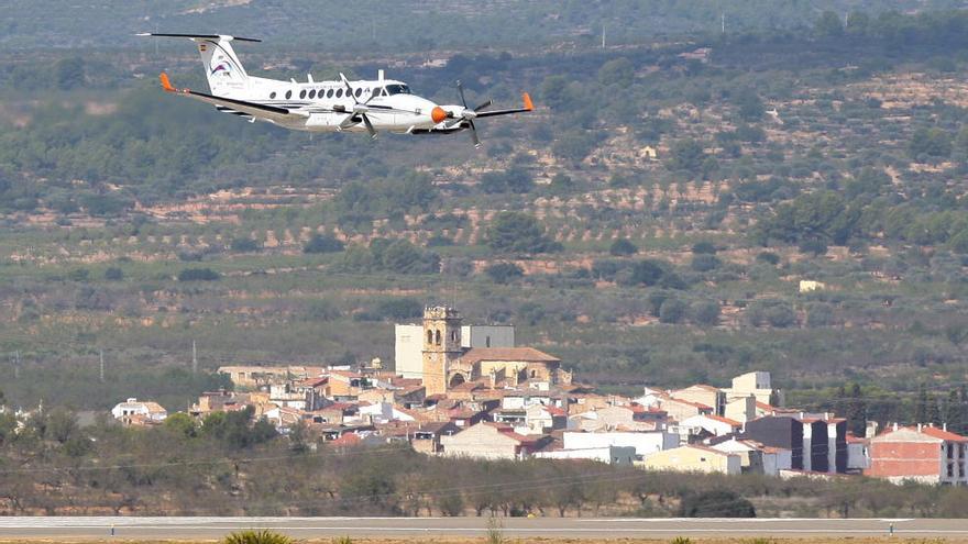 El avión realiza un vuelo rasante en Castelló.