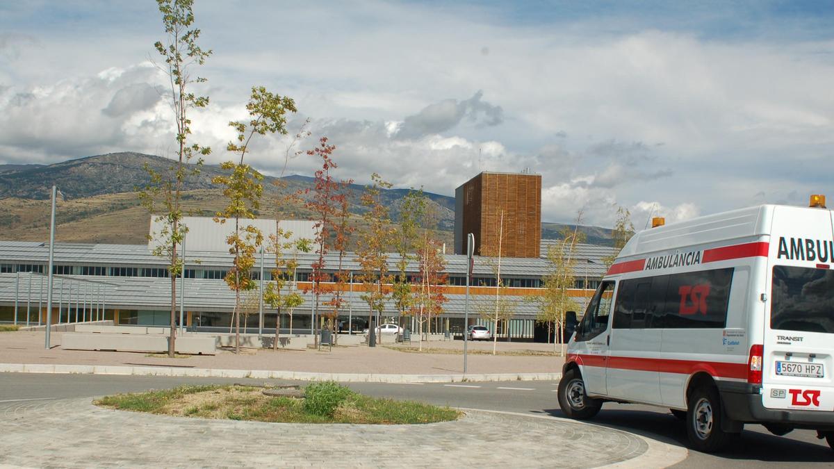 Una ambulància arriba a l'Hospital de Cerdanya