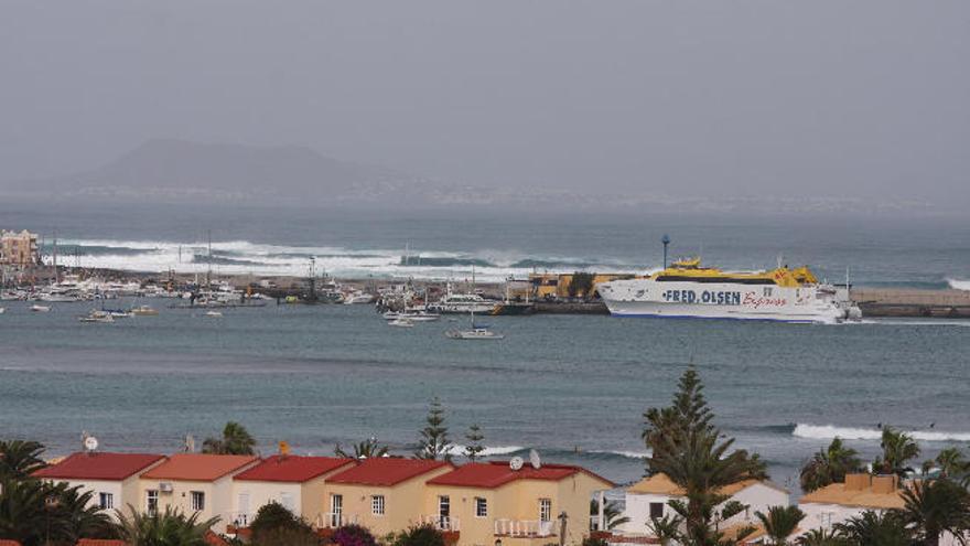 Imagen del muelle de Corralejo desde la torre del CC El Campanario.