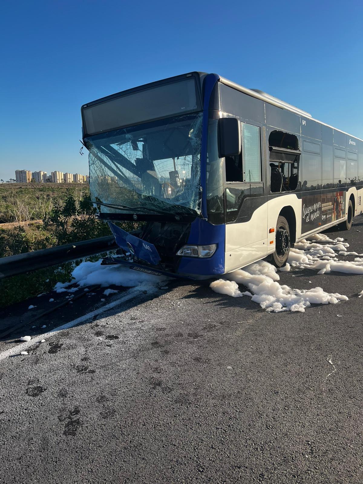Momentos después del accidente, donde el vehículo sufrió graves daños.