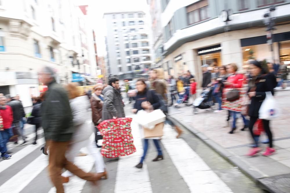 Día de compras navideñas en Oviedo y Gijón