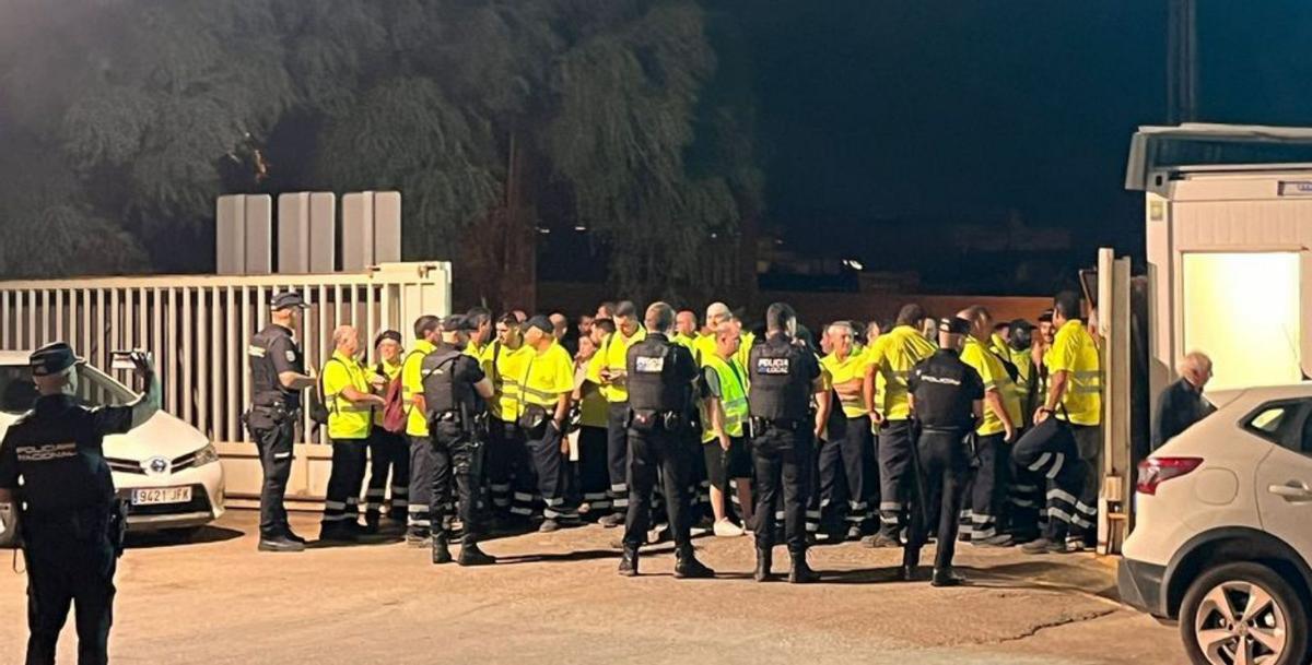 Policía Nacional y trabajadores frente a las cocheras de Herbusa. | DI