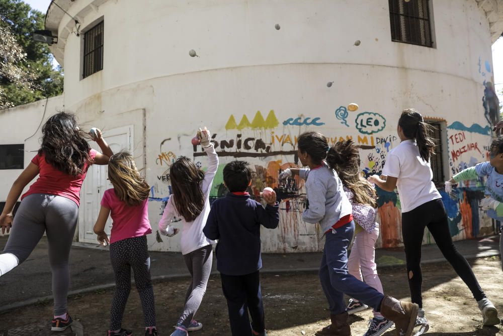 Familias y niños pintan el Molinar