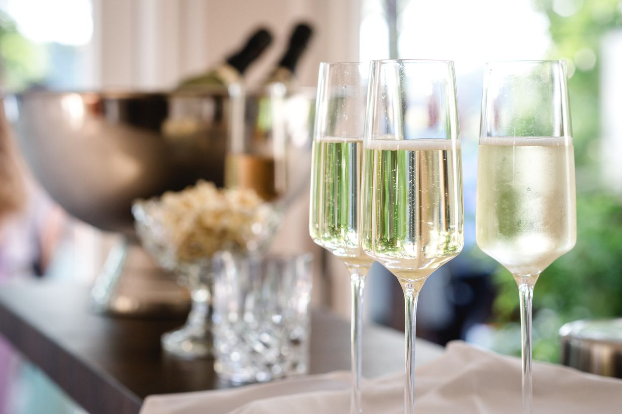Copas de cava en una festividad.