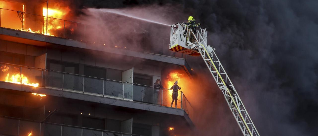 Escenas de desesperación en el incendio del edificio de Valencia