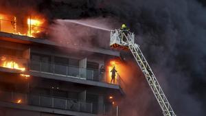 Escenas de desesperación en el incendio del edificio de Valencia