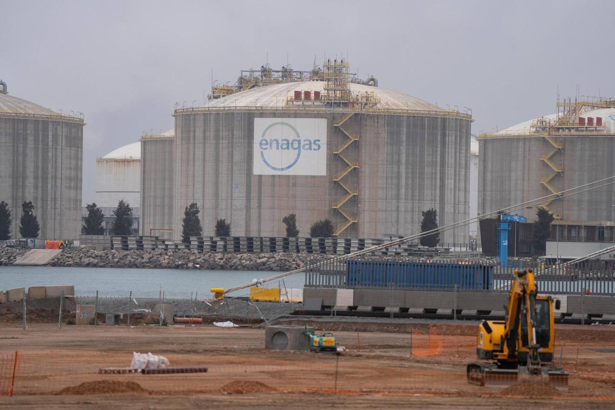 Obras en el Moll Adossat del Port de Barcelona, con el Moll de l'Energia en la otra orilla.