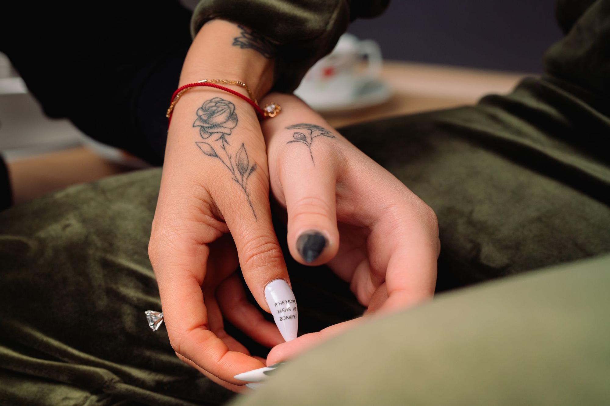 Mujer con tatuajes en las manos