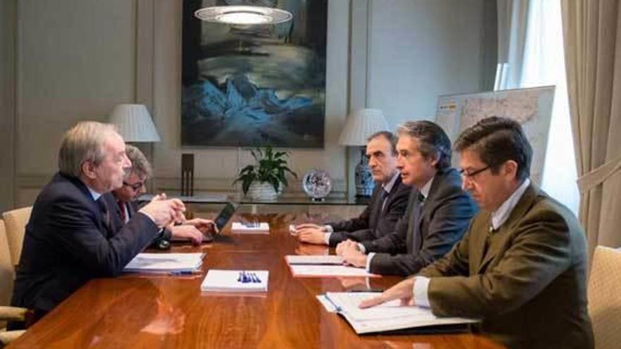 Sentados, a la izquierda, Wenceslao López e Ignacio Ruiz Latierro. A la derecha, Ángel Fernández Díaz (director del gabinete del Ministro), Íñigo de la Serna y Manuel Niño (secretario general de Infraestructuras).