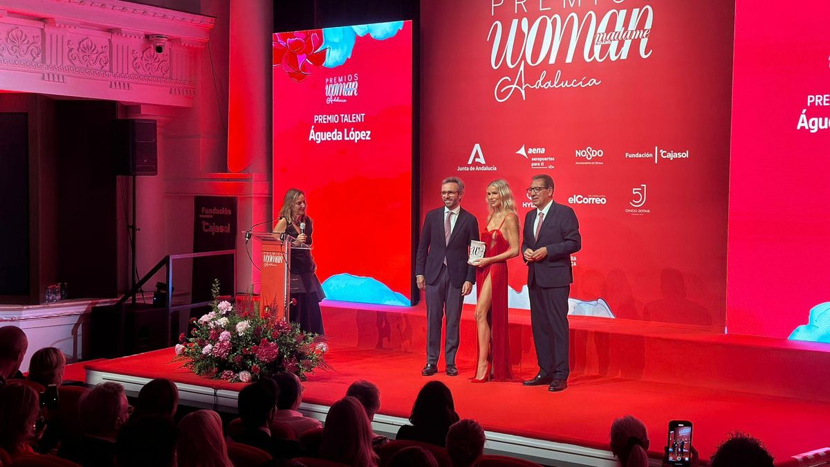 Águeda López recibe su premio en la gala Premios Woman Andalucía