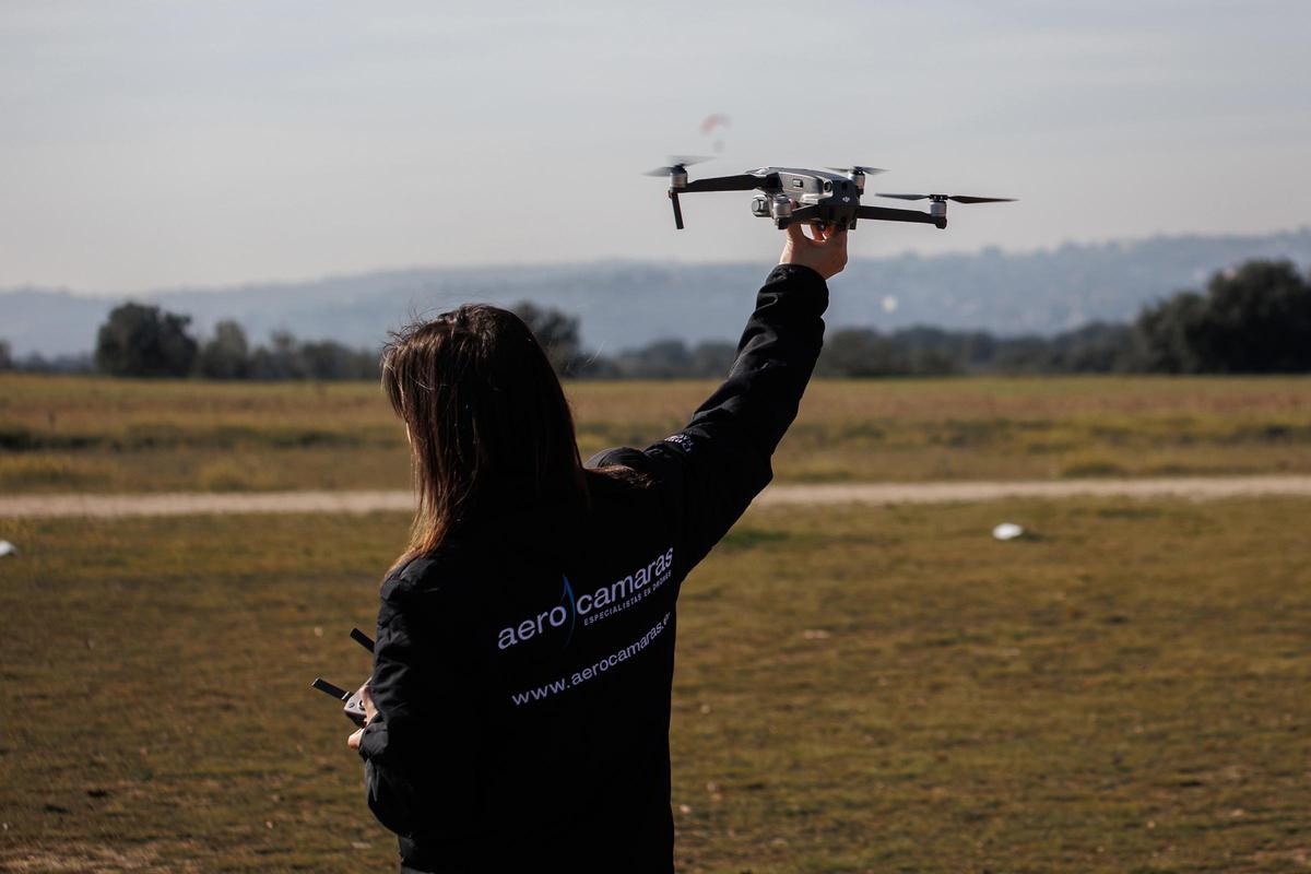 Una instructora con un dron en la mano en una imagen de archivo.