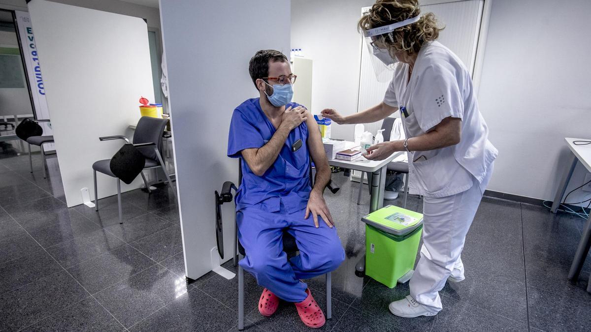 Arranca la vacunación de sanitarios que trabajan en 'primera línea covid'