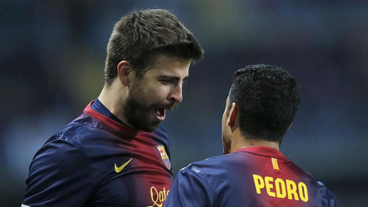 Piqué y Pedro, durante un partdo de Liga