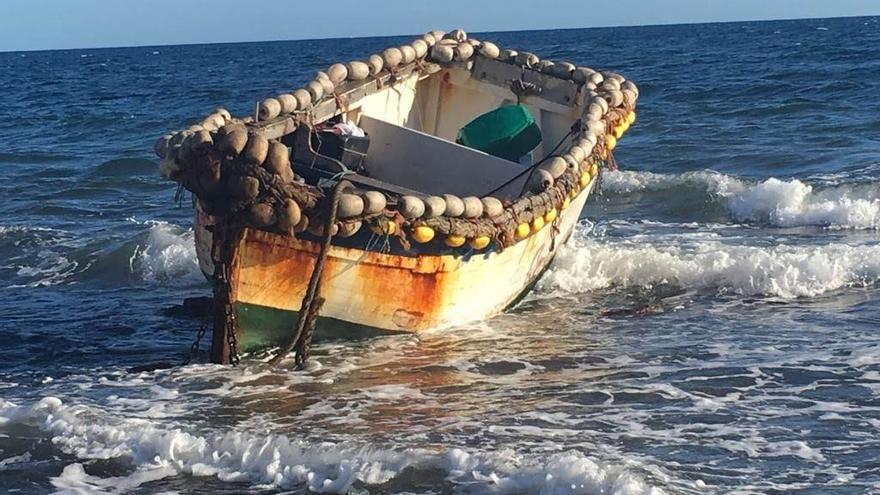 Rescatan a cinco inmigrantes en una embarcación de juguete en el Estrecho