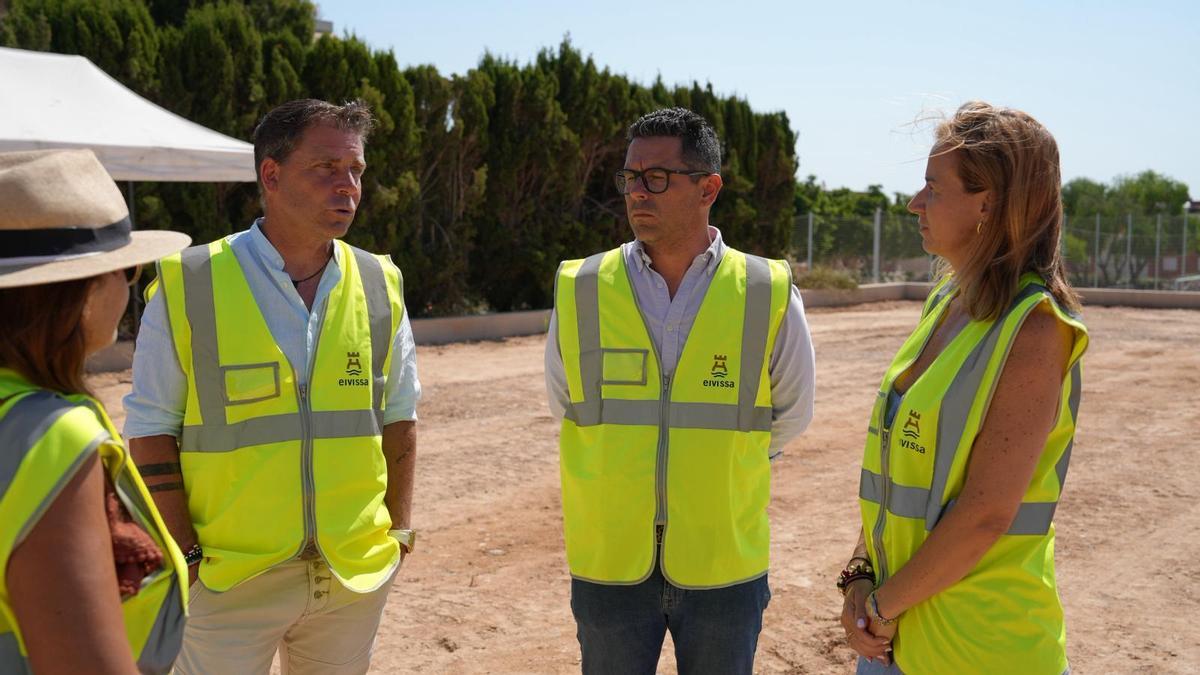 Rafael Triguero y Catiana Fuster, junto a Javier López, director de la Escuela de Tenis Club Ibiza, durante la visita a las obras de las nueva pistas de tenis en Can Misses.