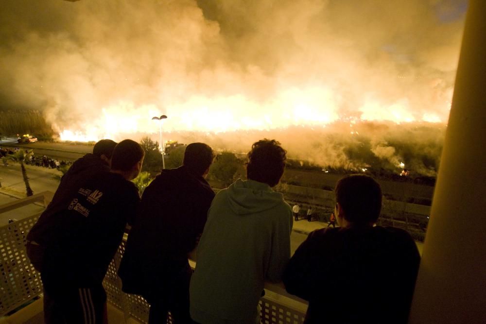 Un incendio obliga a desalojar el camping de Almenara