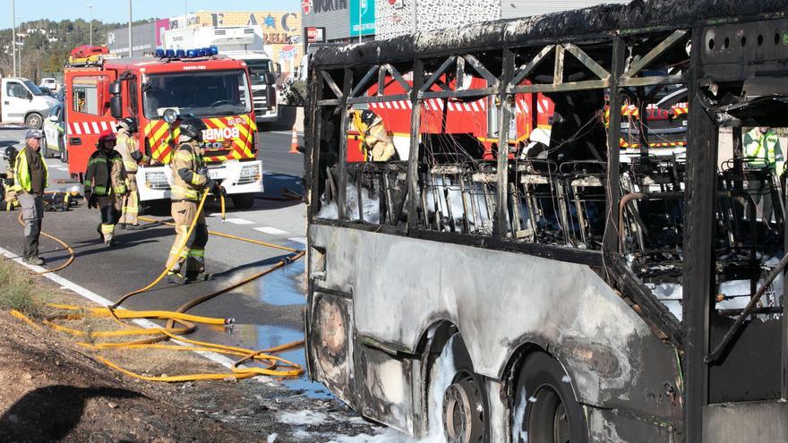 Mira aquí las imágenes del autobús que se ha quemado en la carretera de Sant Antoni
