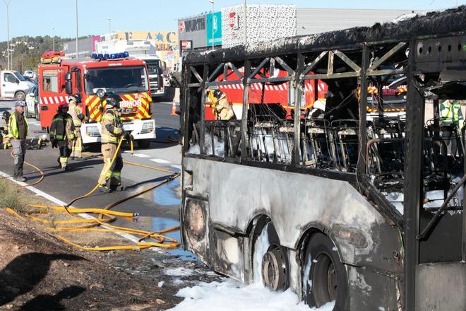 Mira aquí las imágenes del autobús que se ha quemado en la carretera de Sant Antoni