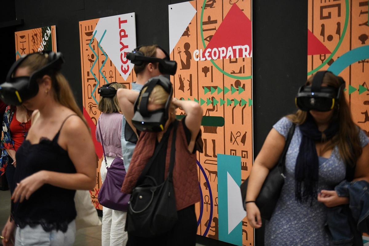 Archivo - Varias personas con gafas de realidad virtual, durante la presentación de la exposición ‘Cleopatra, la exposición inmersiva’, en el Matadero de Madrid, a 10 de septiembre de 2025, en Madrid (España).