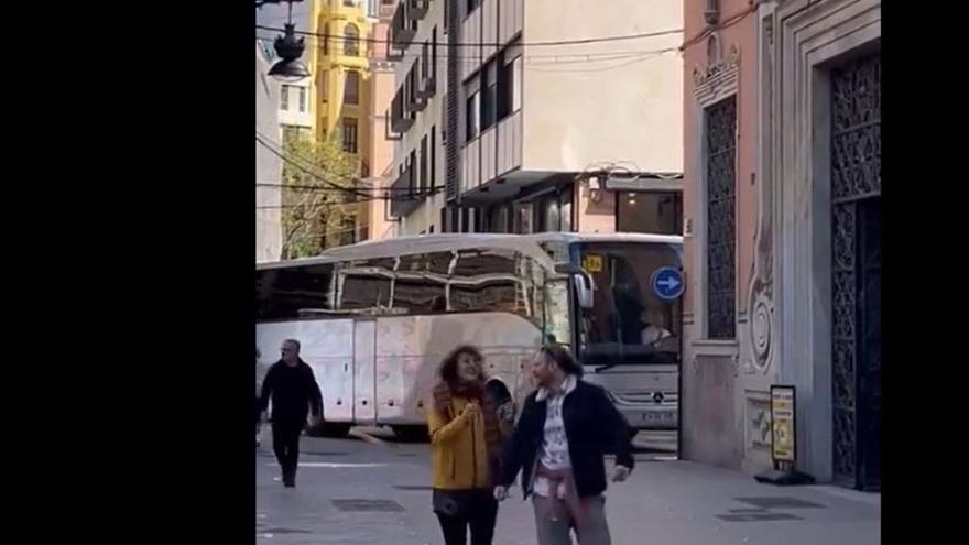 Un autobús escolar atascado en el centro de València