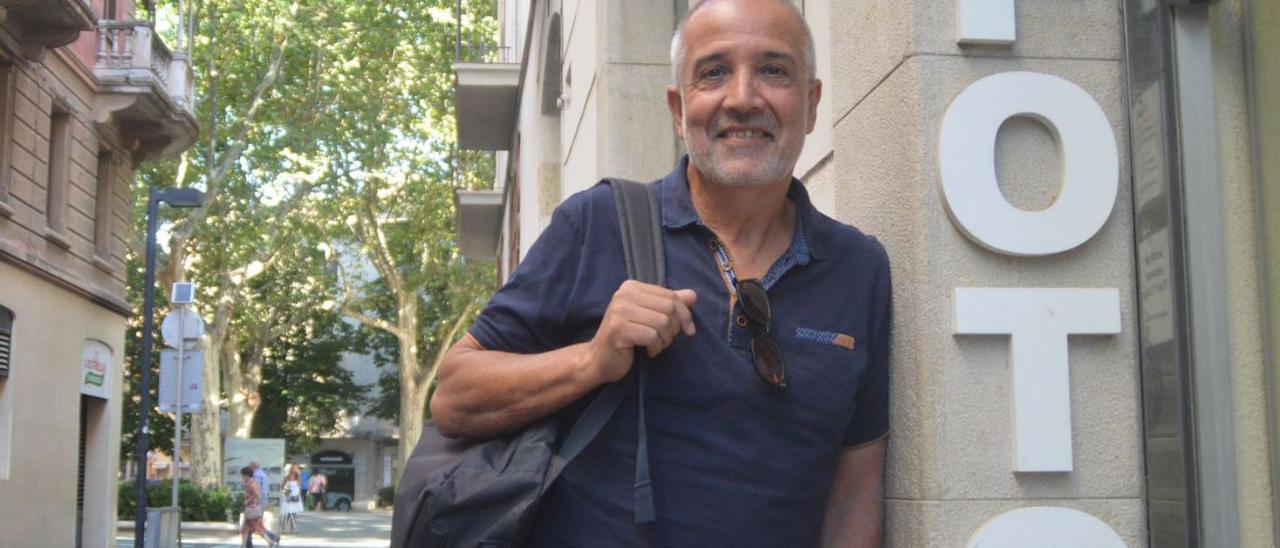 Xavi Torner davant l’estudi de fotografia del carrer Sant Pau