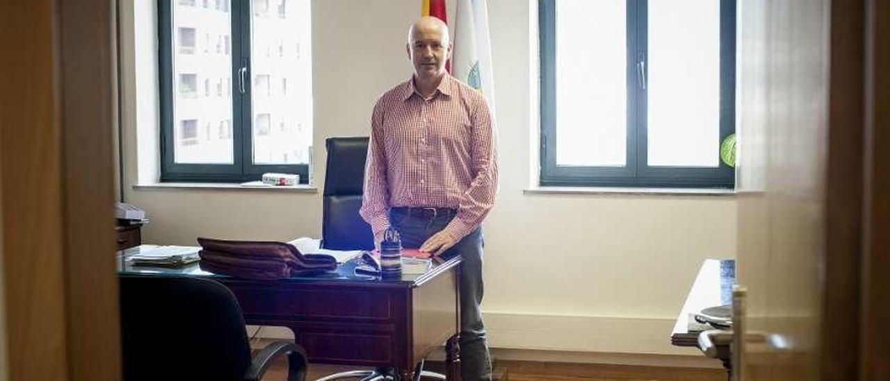 José Manuel Ucha, en su despacho de la Fiscalía de Menores de Ourense. // Brais Lorenzo