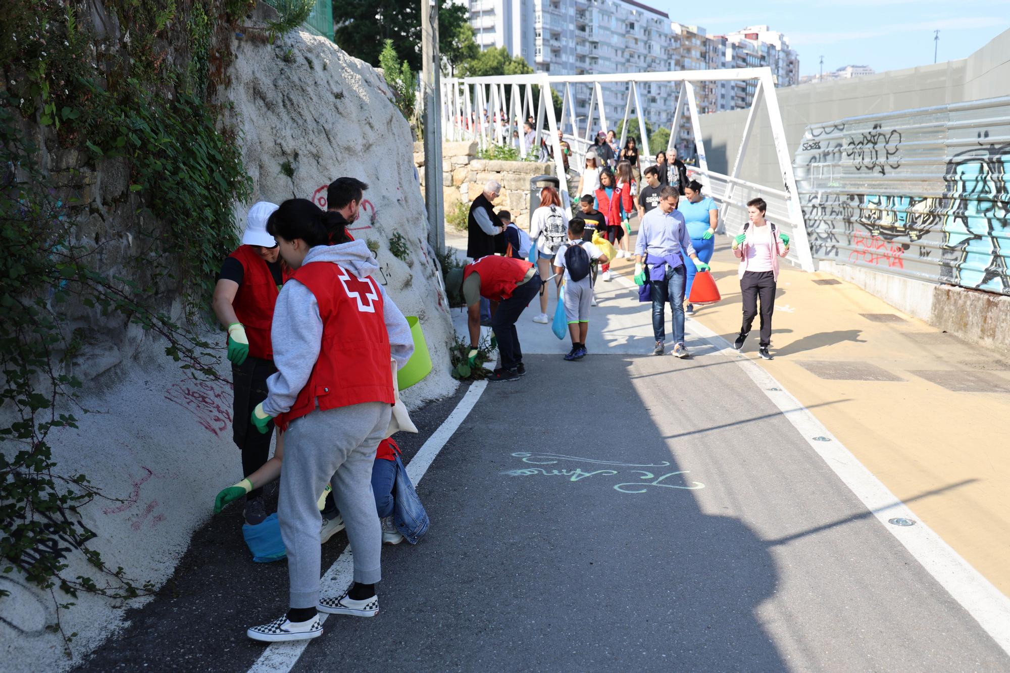 Voluntarios de Cruz Roja recogen basura en la Vía Verde