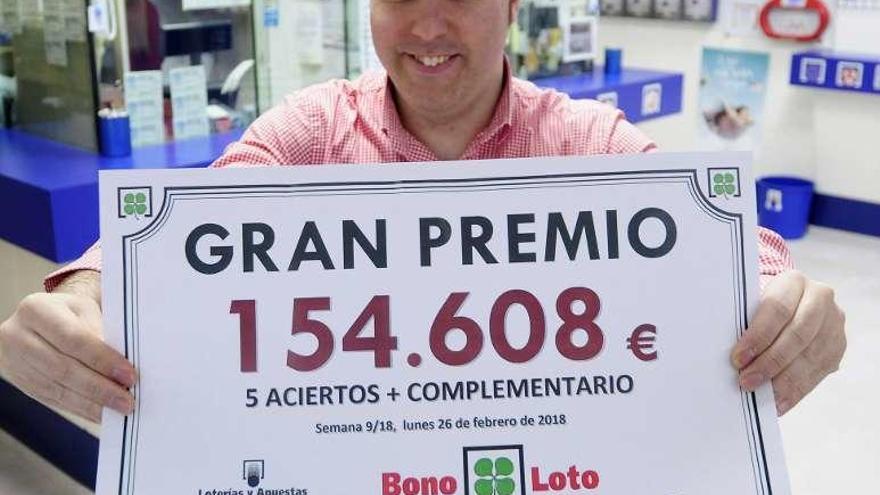 Santiago Fernández sostiene el cartel anunciador. // Bernabé/Javier Lalín