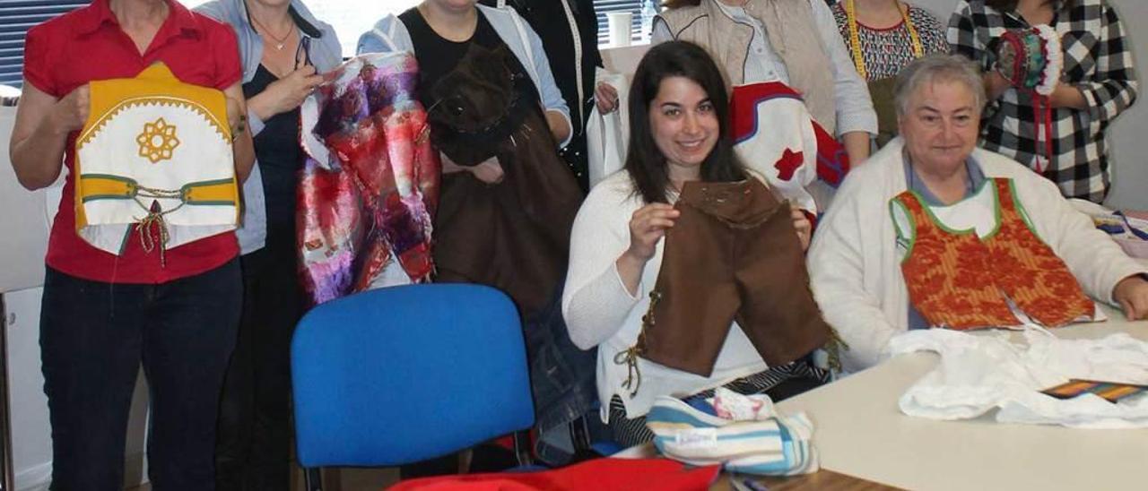 1. Arriba, el grupo de alumnas con su profesora, en Grado. 2 y 3. Gloria Roza (de negro) da indicaciones a Paz González y a otras dos alumnas. 4. Tareas para rematar dos trajes. 5. Celsa Suárez e Isabel Sarmiento, en plena faena.