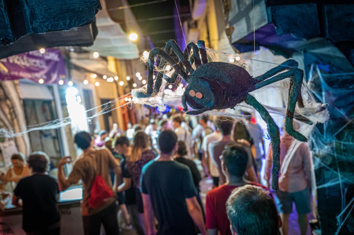 Ambiente nocturno de la Festividad de Santa María, en el barrio de Gràcia