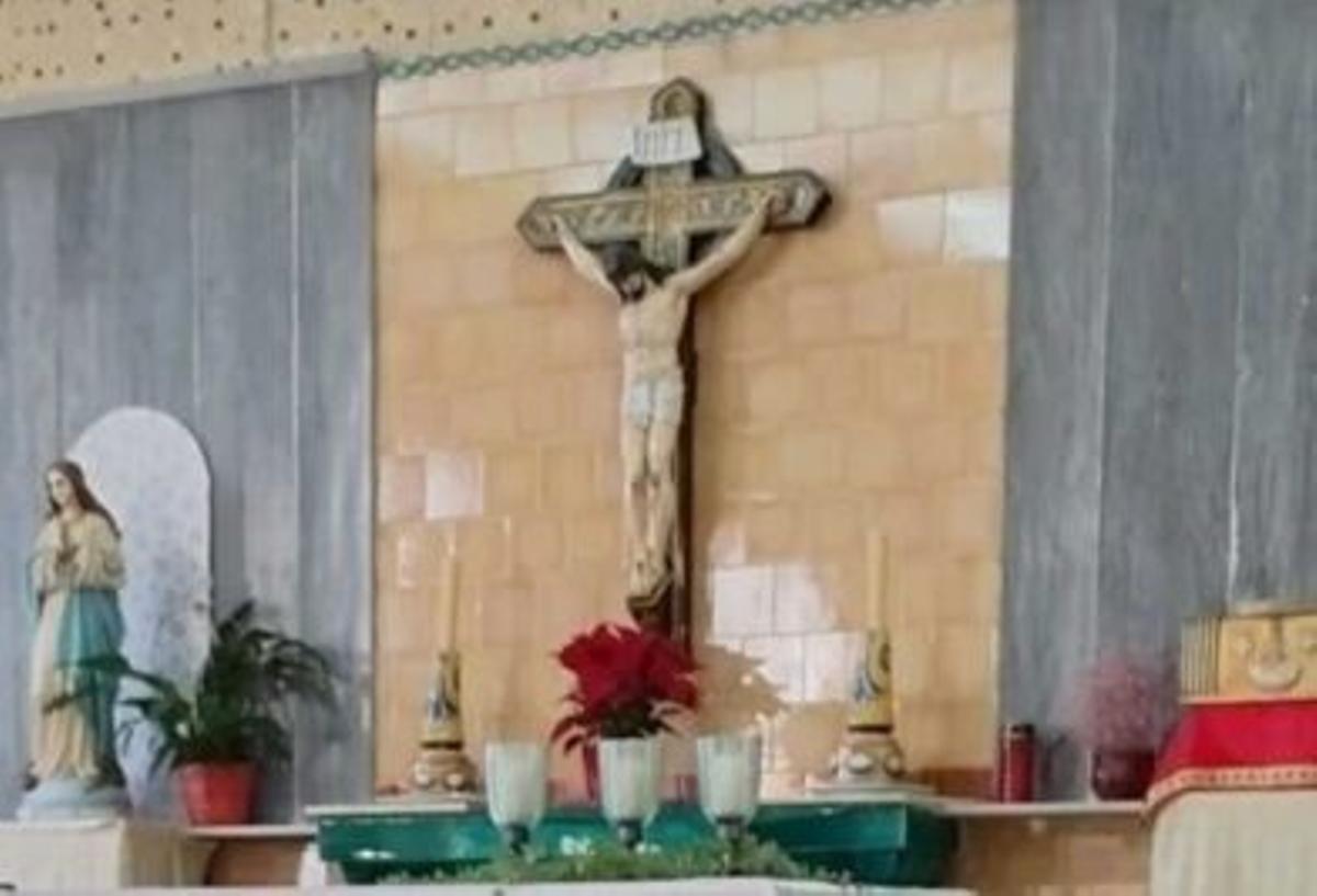 Imagen del altar de la iglesia de Sant Francisco de Asís de Manises donde se guarda el sagrario con las hostias consagradas.