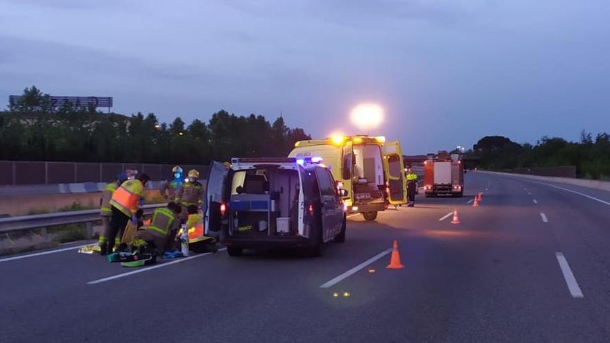 Els equips d&#039;emergències treballant al lloc de l&#039;accident, a l&#039;AP-7 |