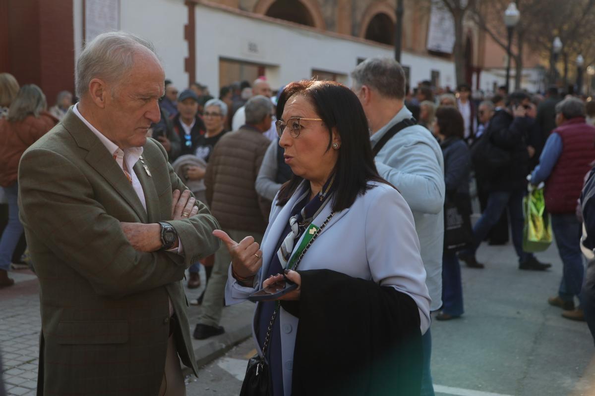 El diputación nacional de Vox, Alberto Asarta, con la presidenta de las Corts Valencianes, Llanos Massó.