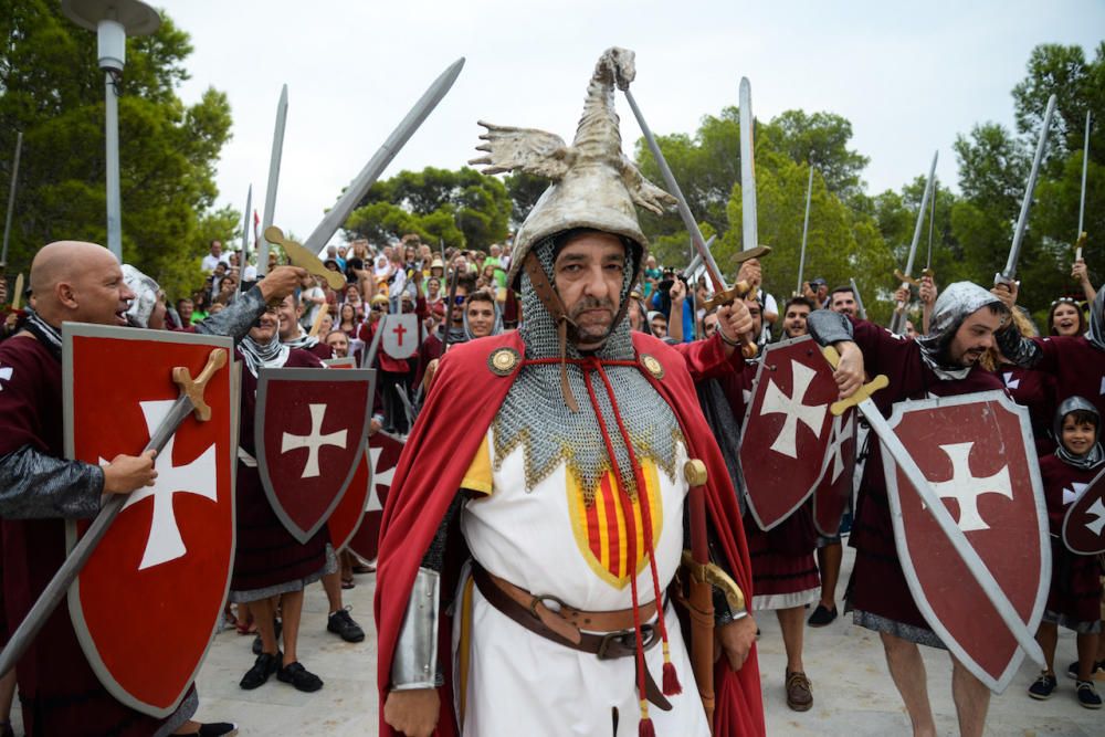 Höhepunkt der Fiestas „Rei en Jaume": Am Samstag (9.9.) trafen wieder selbsternannte Christen und Mauren aufeinander und lieferten sich scheinbar blutige Scharmützel. Nachgestellt wurde bei diesem friedlich gesinnten Spektakel die historische Schlacht zwischen Mauren und Christen, in der König Jaume I. im Jahr 1229 die Insel für die Christen eroberte.