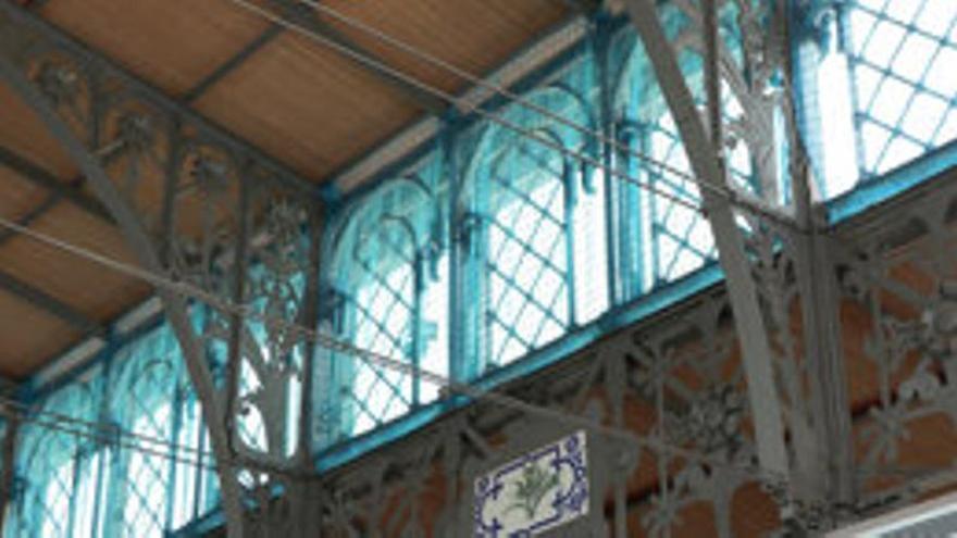 Obras de la colocación de las ventanas en el Mercado Central