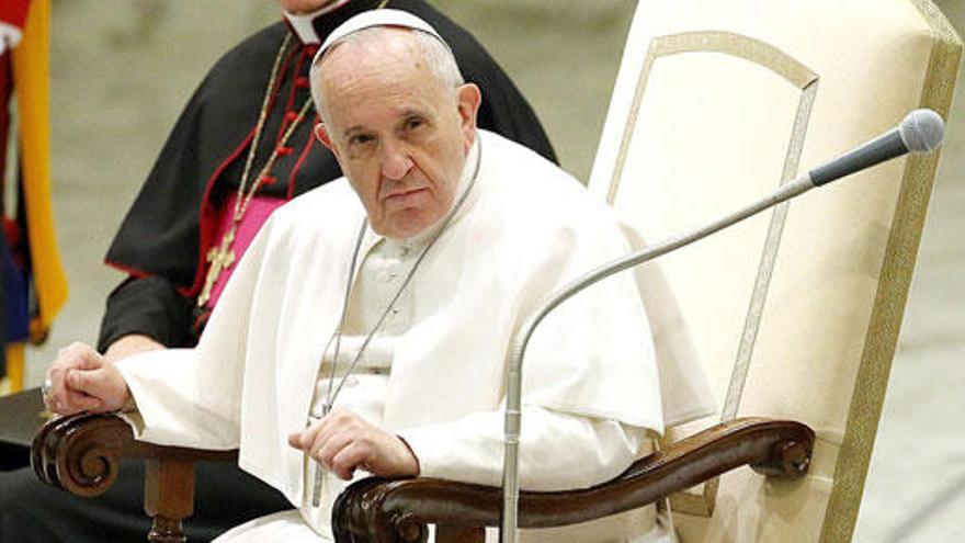 El Papa critica que se pague en dinero negro.