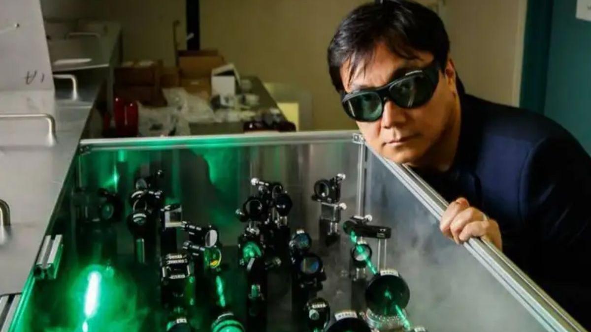 El investigador James Quach y su equipo de la Universidad de Adelaida, en Australia, hicieron brillar láseres a través de moléculas de un tinte orgánico para demostrar una batería cuántica simplificada.