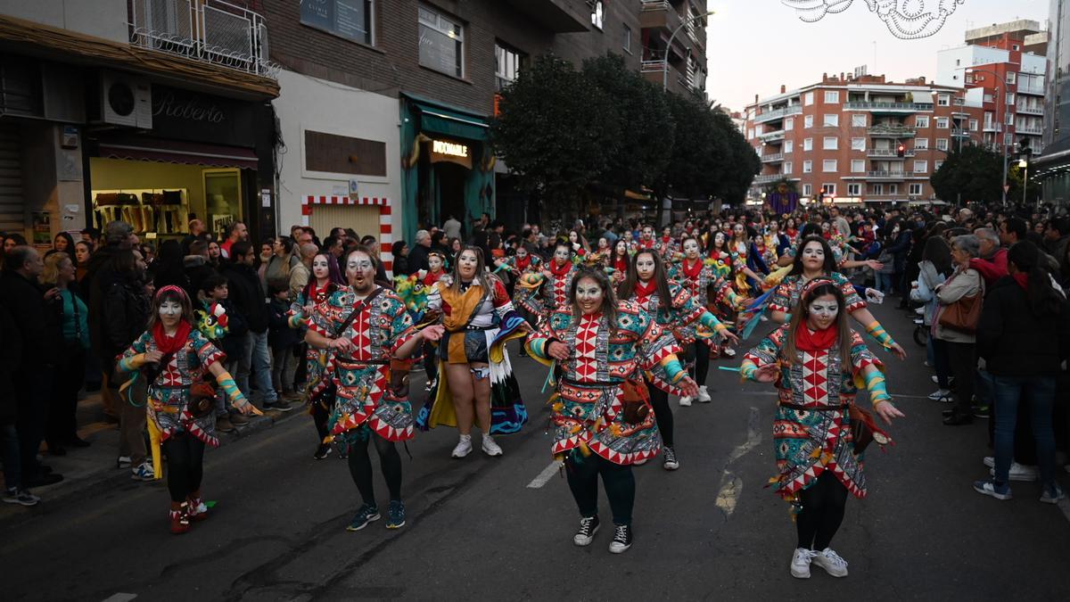 Una de las comparsas baila por la avenida Miguel Celdrán durante el desfile de Las Candelas de Santa Marina.