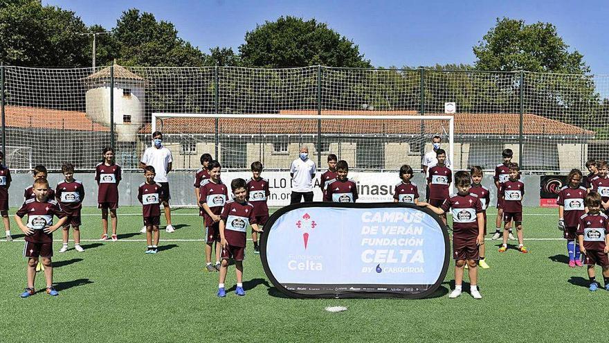 Participantes y monitores del campus de verano del Celta, ayer, en el Cortizo.