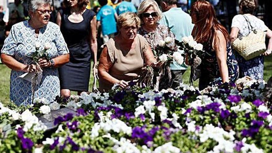 Ofrenda floral a las víctimas en la Terminal 2 de Barajas, en Madrid. Pilar Vera, presidenta de la Asoiciación de Afectados, a la izquierda.