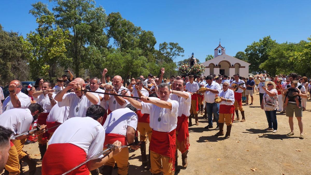 Traslado de San benito desde la ermita, con el desfile de los danzantes.