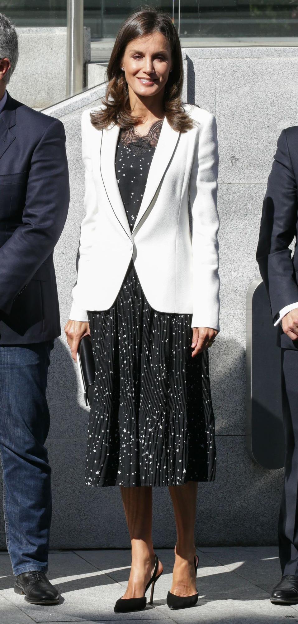 Letizia Ortiz con vestido de lunares y blazer blanca