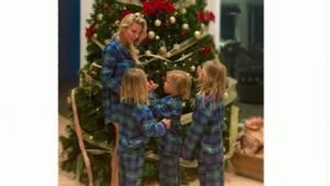 Elsa Pataky decora el árbol de Navidad muy conjuntada con sus hijos.