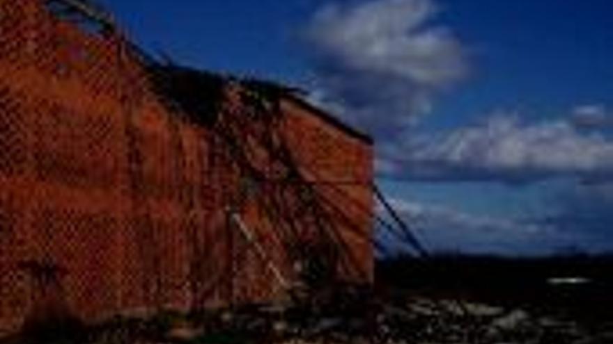 Una racha de viento provoca numerosos daños en Talayuela