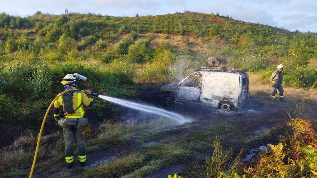 Aparecen quemadas en el monte dos furgonetas de los servicios municipales de Redondela