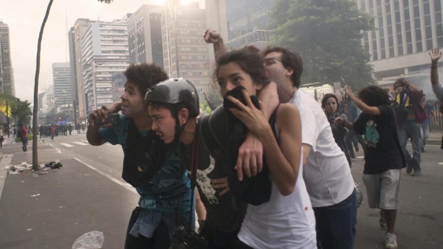 Un periodista herido durante una protesta en Brasil.