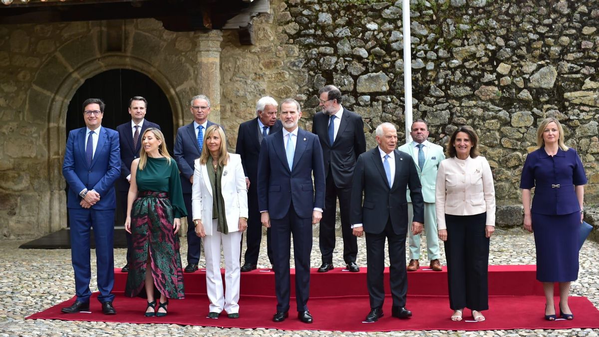 El rey Felipe VI y Josep Borrell junto al resto de autoridades en Yuste.