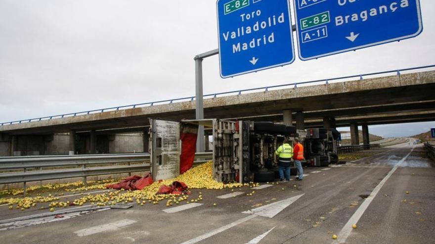 Vuelco del camión con manzanas en la A-11