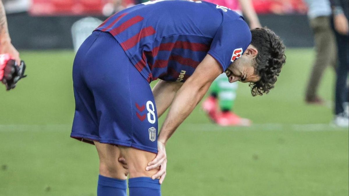 El Eldense ha querido enviar un mensaje de ilusión y esperanza a su afición a través de una carta, tras consumarse este domingo su descenso matemático a Primera Federación.